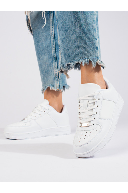 The classic model white color sneakers  Shelovet