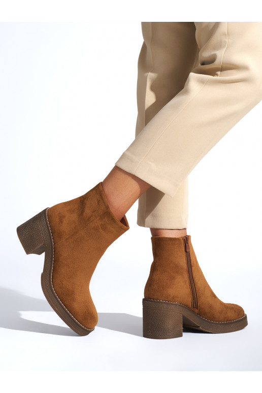 Brown color women's boots on the heel