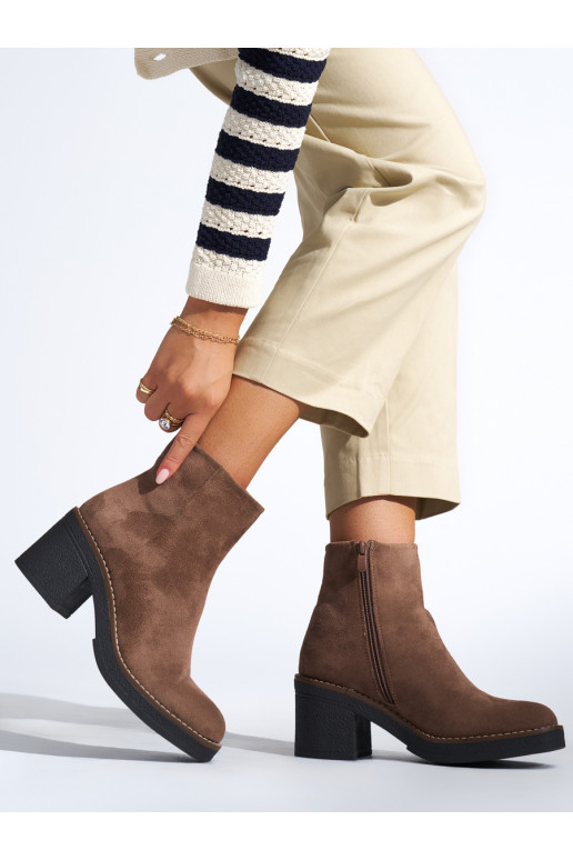 Brown color women's boots on the heel