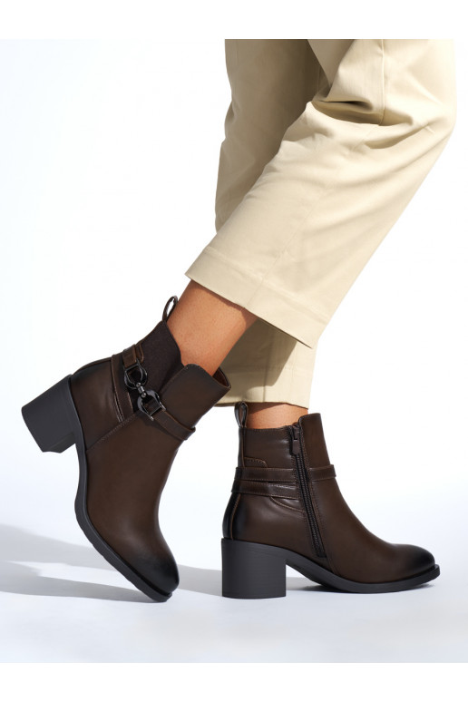 Brown color women's boots on the heel