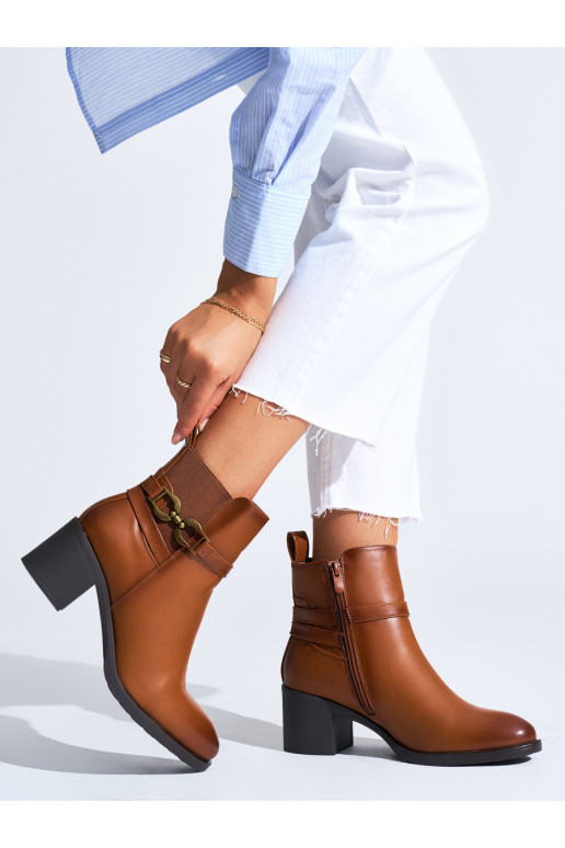 Brown color women's boots on the heel