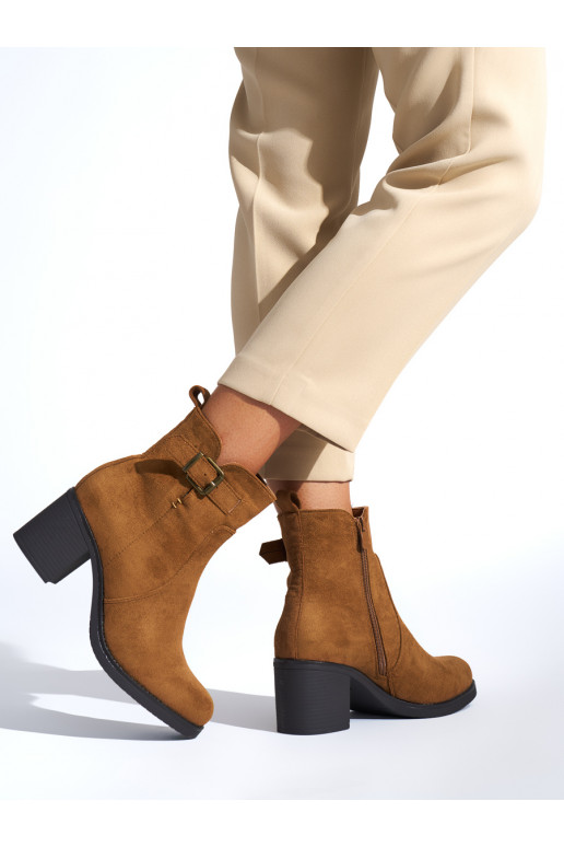 Brown color women's boots on the heel