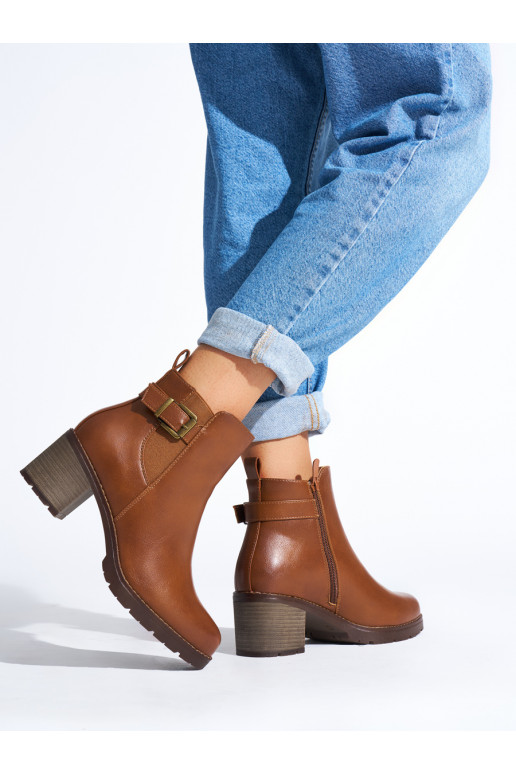 Brown color women's boots on the heel