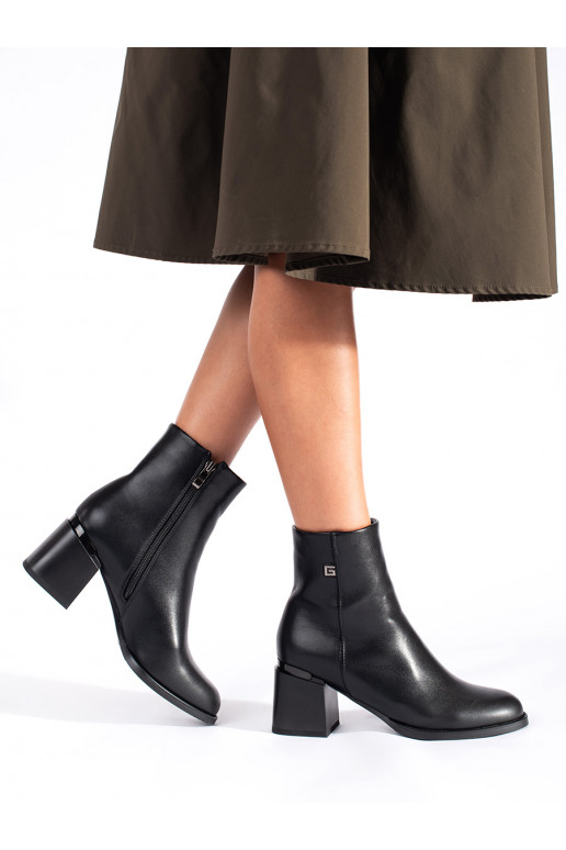 The classic model black women's boots on the heel