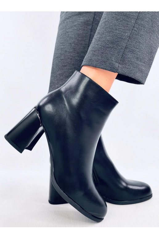 Boots facing on a stable heel TANNA BLACK