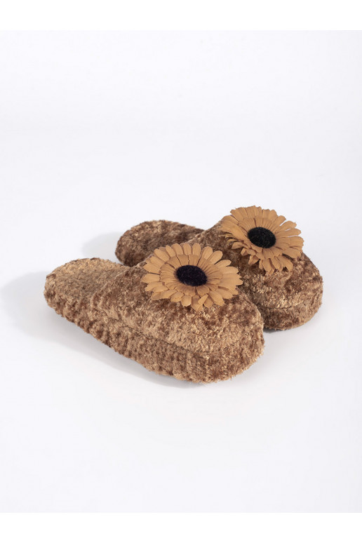 Brown color kapcie childrens z ozdobnym flowersem