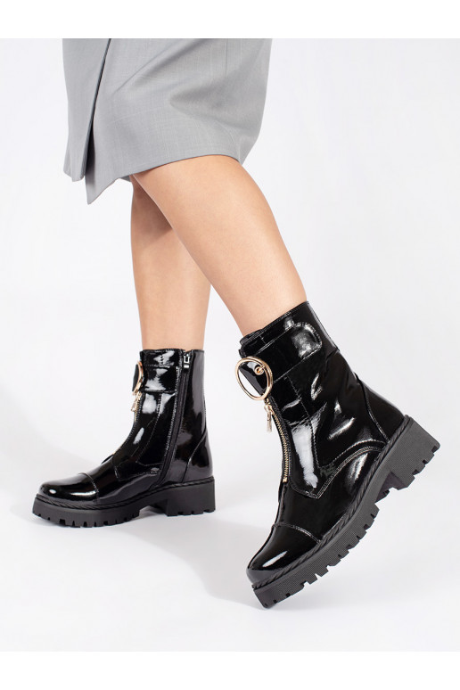 black lacquered boots z ozdobnym zamkiem