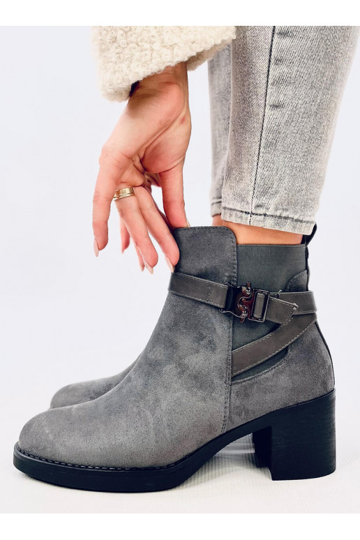 Boots on a stable heel YONDA GREY