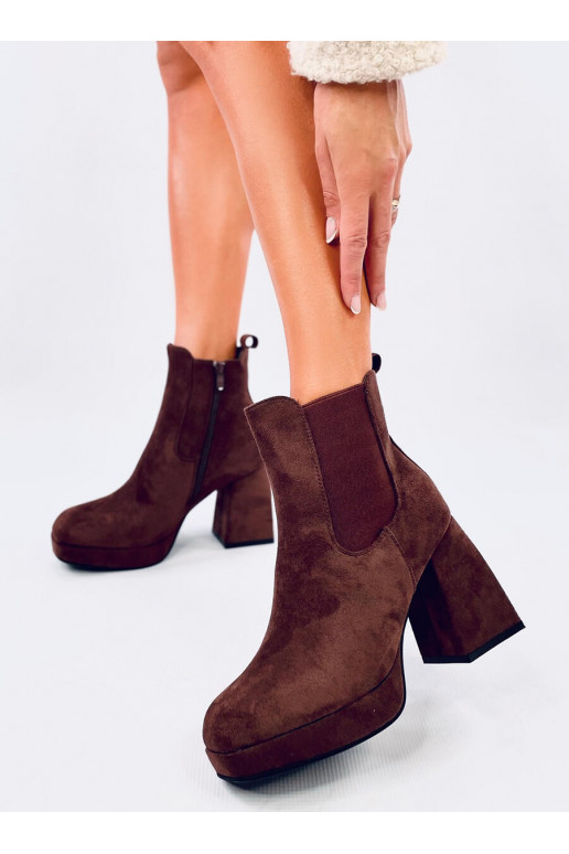 Boots with a wide heel CIARA BROWN