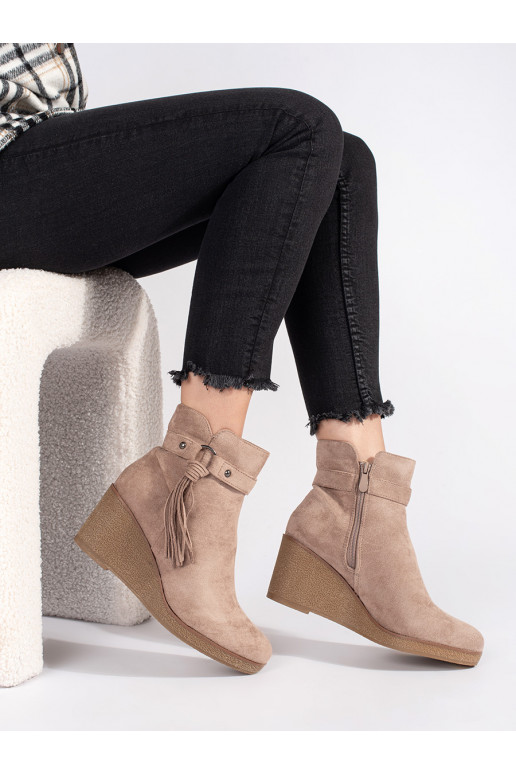 of suede beige women's boots on a wedge z frędzlami