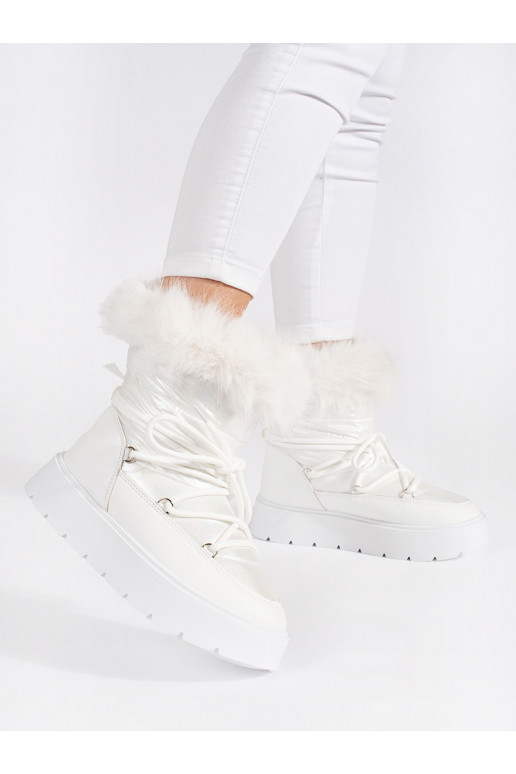 White color Women's snow boots with fur on a thick sole