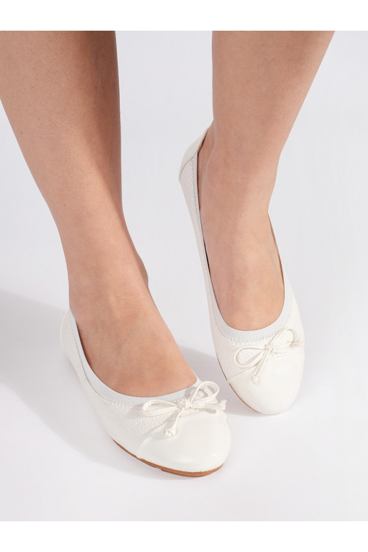 White color lacquered ballerinas with a bow