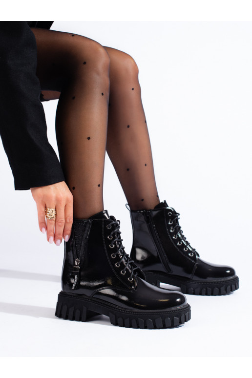 Women's boots laced with a decorative upper black lacquered