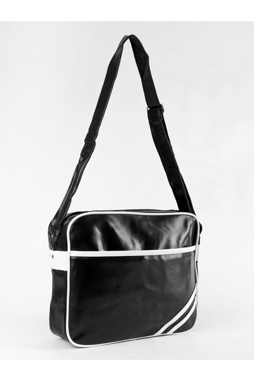 black sportowa torba on shoulder