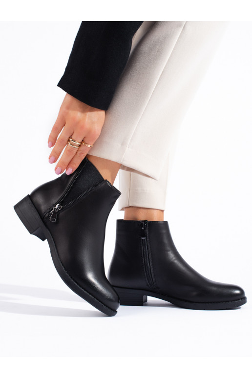 The classic model low black boots with a decorative zipper