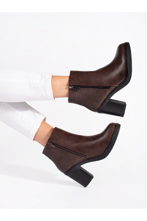 Brązwe ankle boots with lock