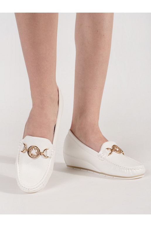 White color Women's moccasins on a wedge ze goldenm zdobieniem