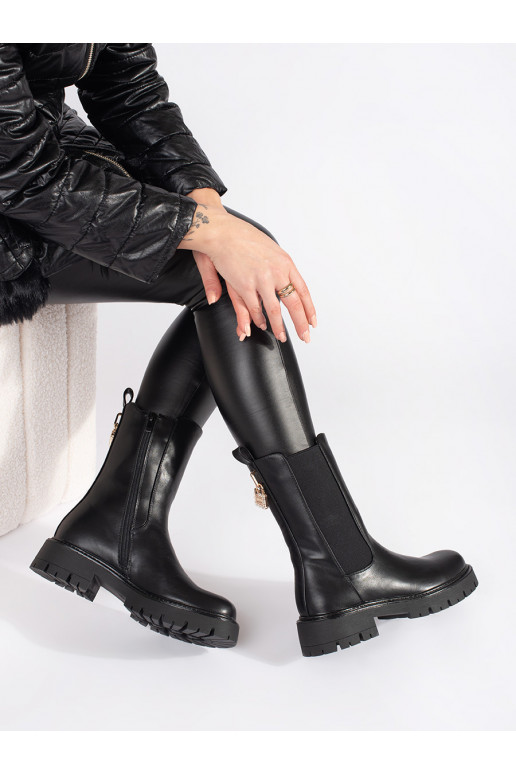 black boots Chelsea boots z ozdobną złotą przypinką